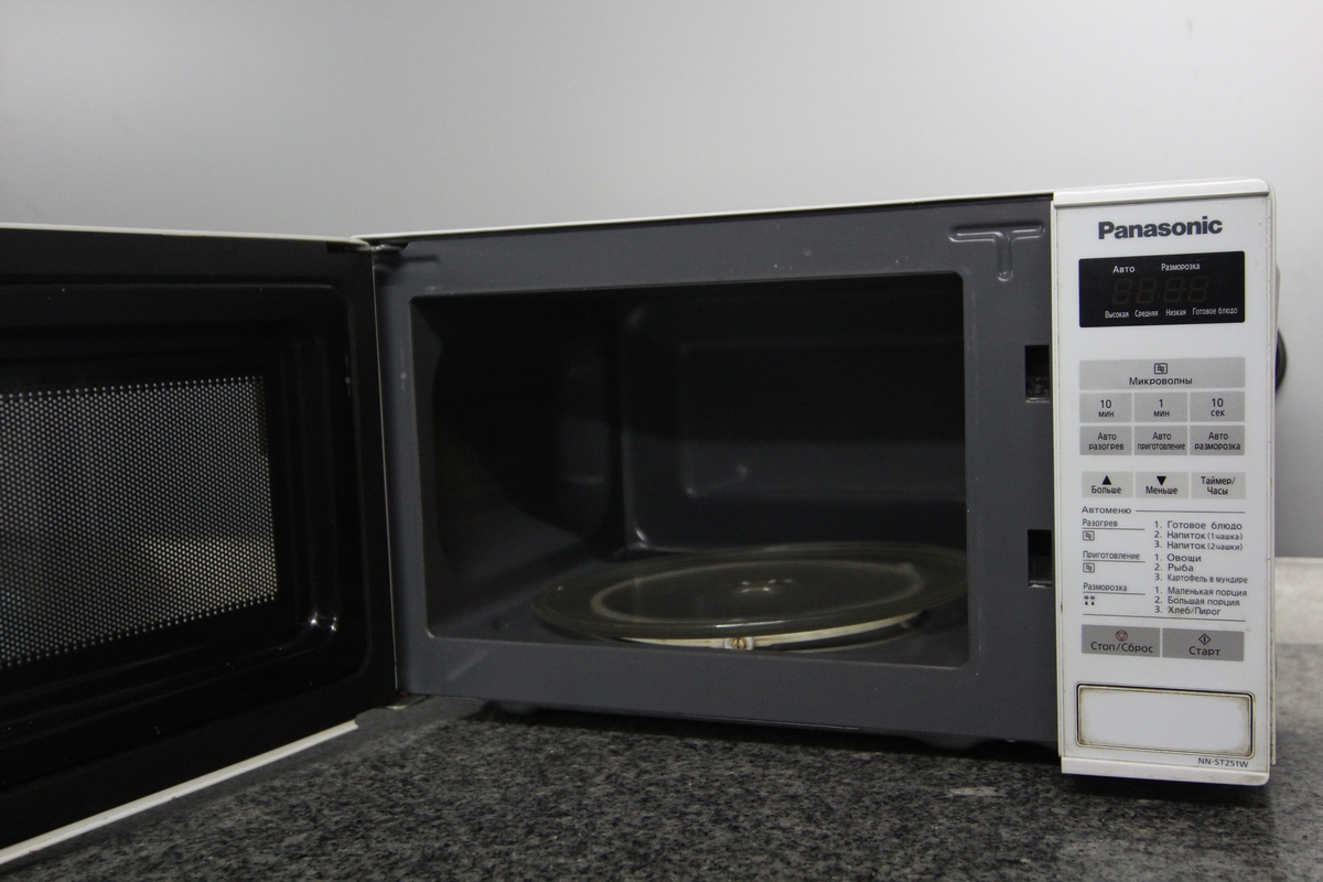 СВЧ-печь Panasonic NN-ST251w б.у.