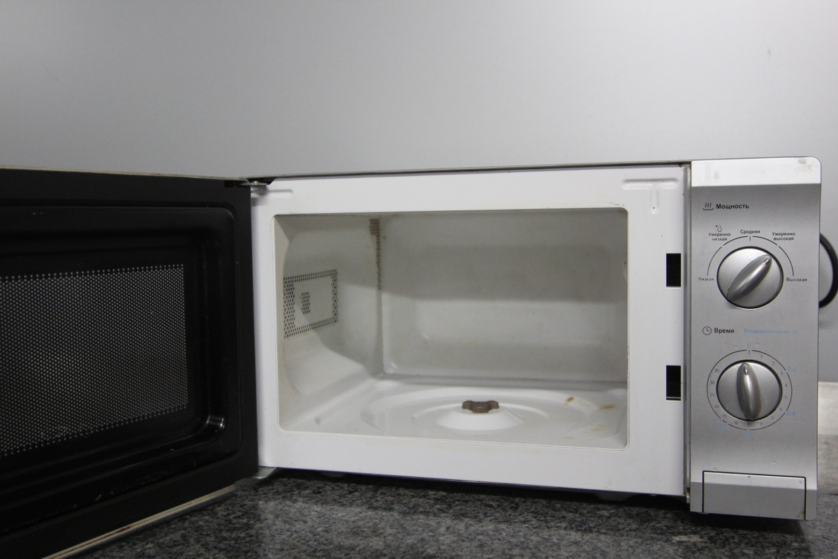 СВЧ-печь Midea MM720CPI-S б.у.